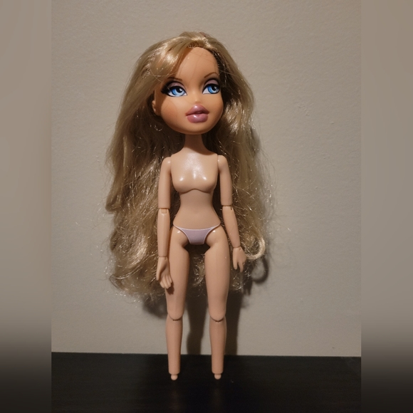 Bratz Cloe Party 10th Anniversary doll - Picture 4 of 8